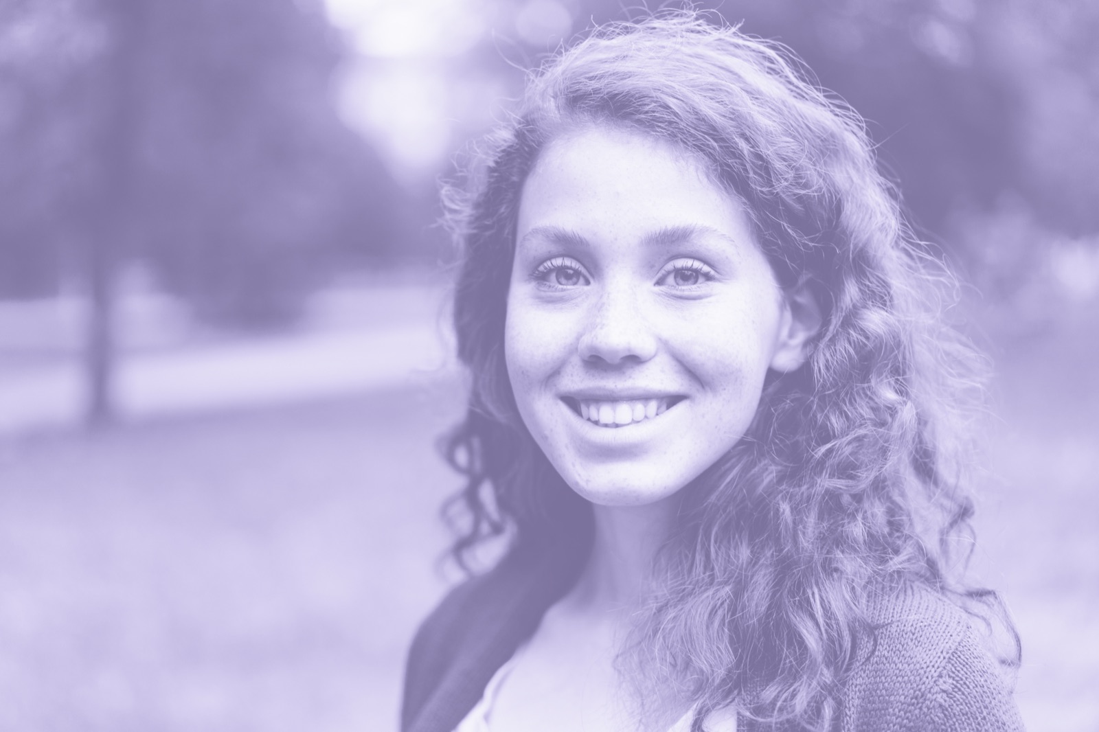 Portrait d’une jeune femme souriante en extérieur