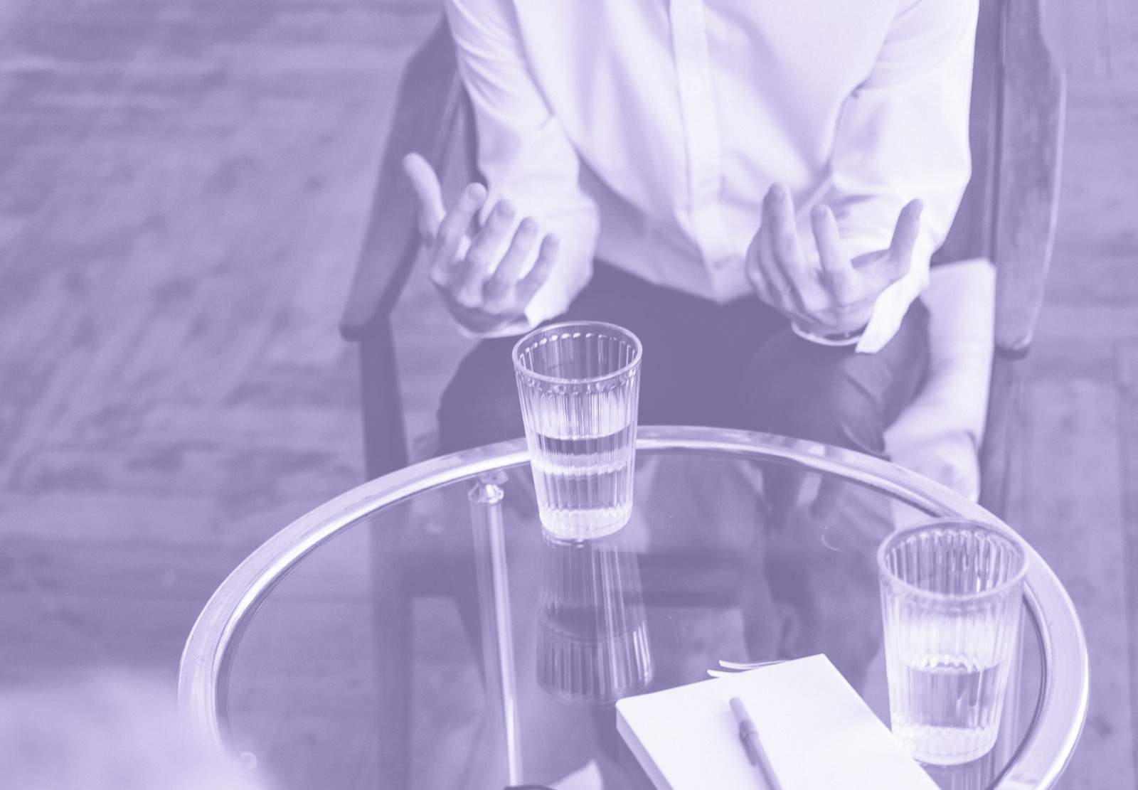 Deux verres d’eau sur une table basse pendant un entretien